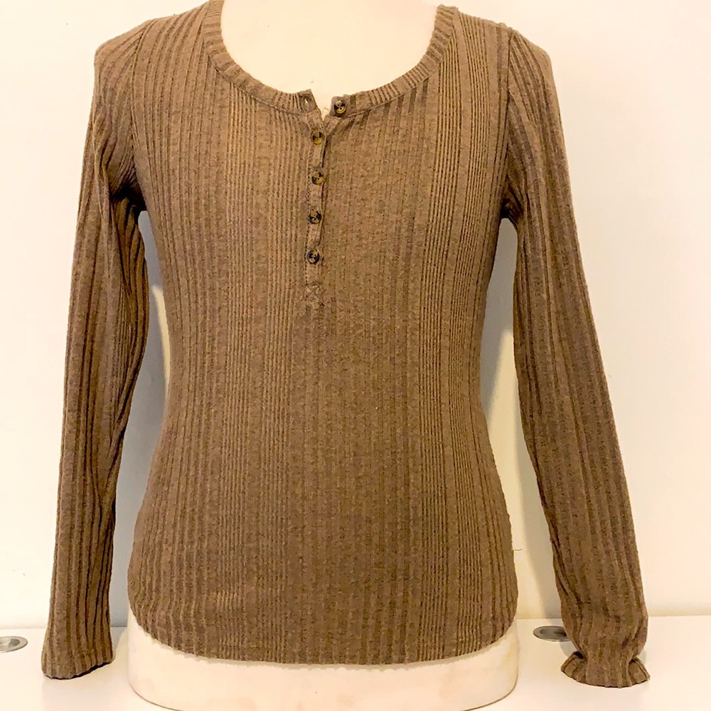 A button long sleeve shirt